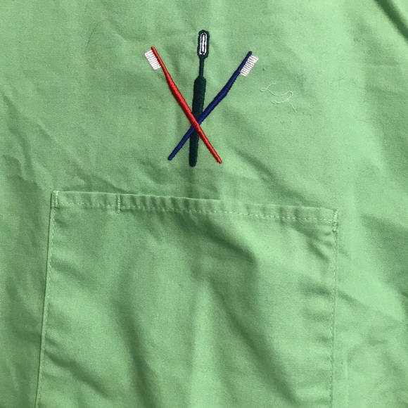 Dickies Large dental scrubs top.  Green V neck with tooth brush embroidery - Picture 5 of 10